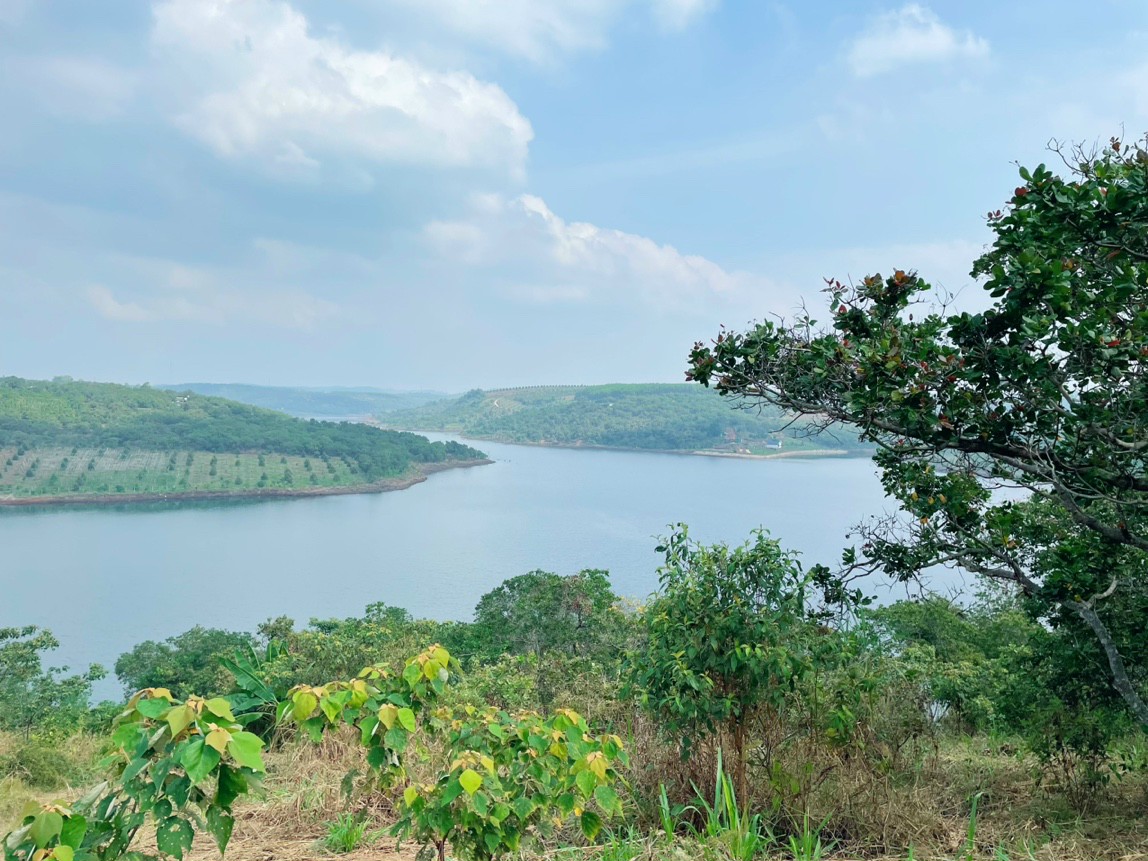 Bán 4 lô đất, view đẹp nhất hồ Đăk Kar, Đăk Nông. Tổng diện tích: 13329 m2. Giá: 500tr/1000m2.