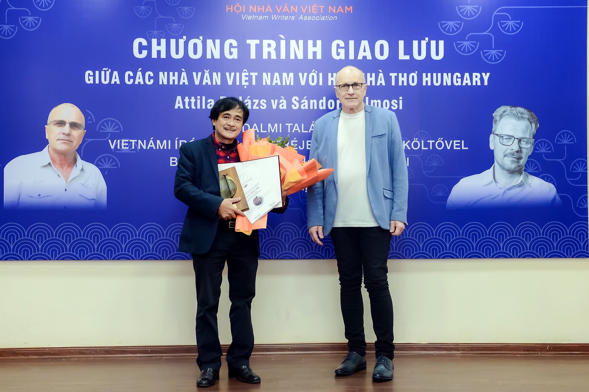 Bộn bề cuộc sống trong thơ Phan Hoàng 