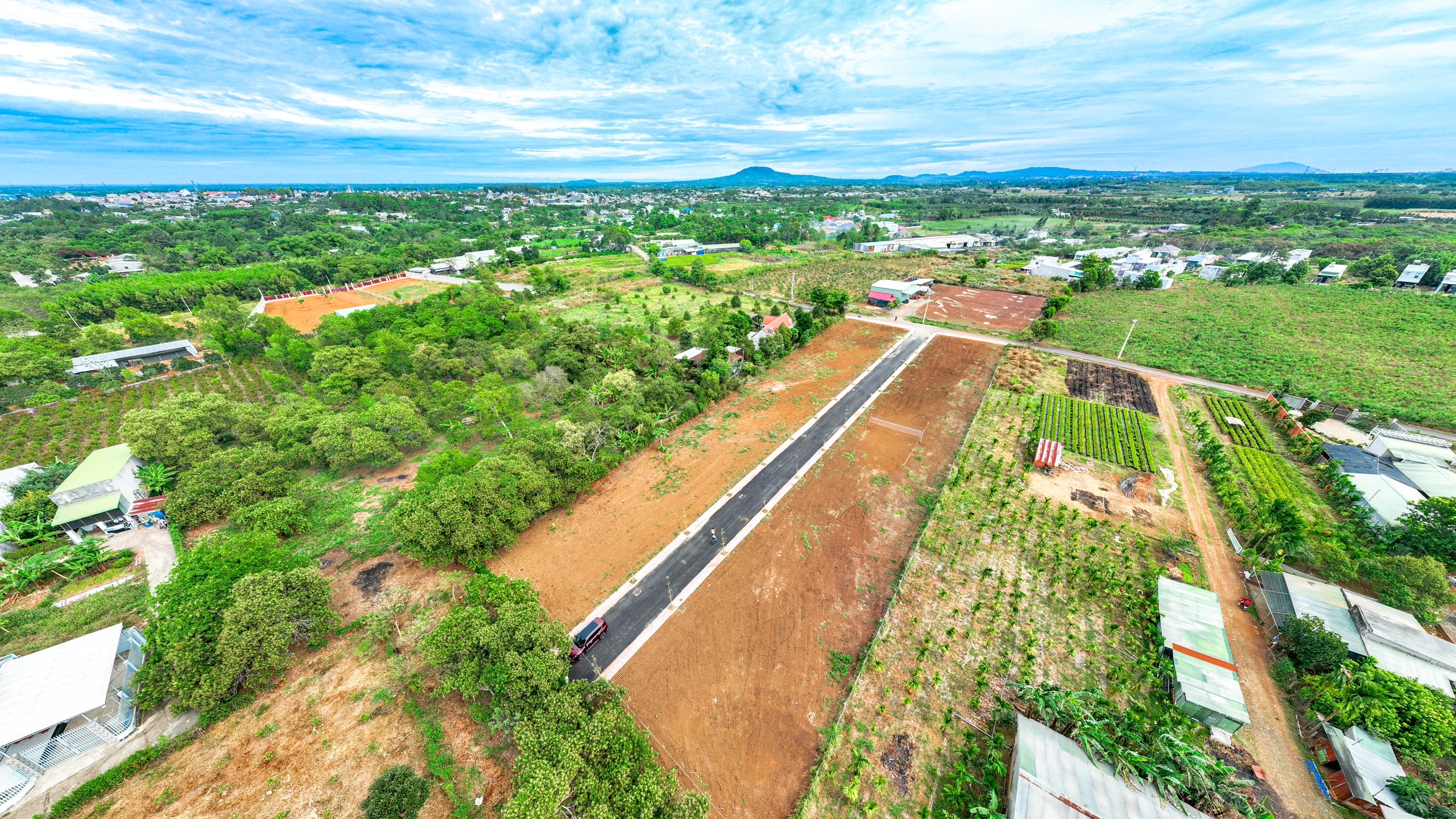 Bán đất Khu phố mới Đông Hòa - Trảng Bom - Đồng Nai. Đất phân lô (52 nền), đã ra sổ đầy đủ. DT mỗi nền: 5m x 20m. Giá 1,25 tỷ/ nền. 