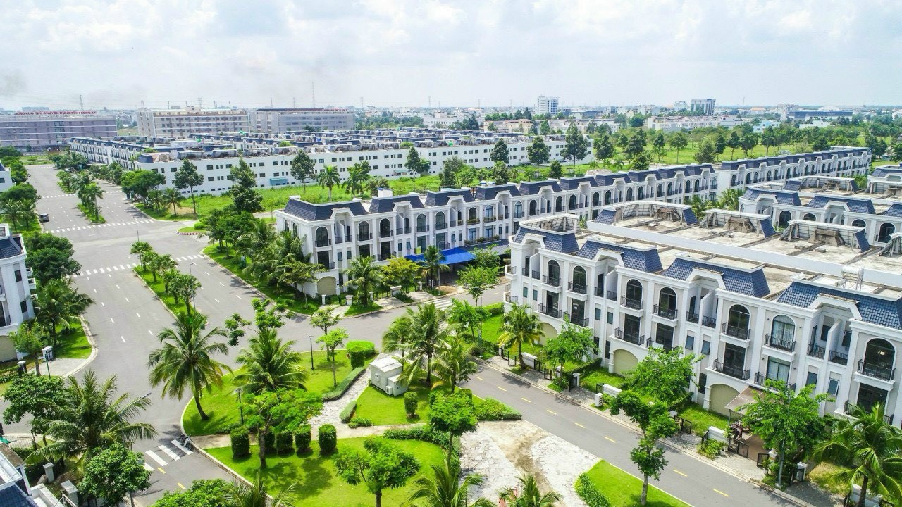 Bán Nhà Phố La Villa Green City Tân An, Long An. DT: 100m2 (5X20). 1 Trệt 2 Lầu. Giá Ưu Đãi: Chỉ Từ 3,9 Tỷ/ Căn.